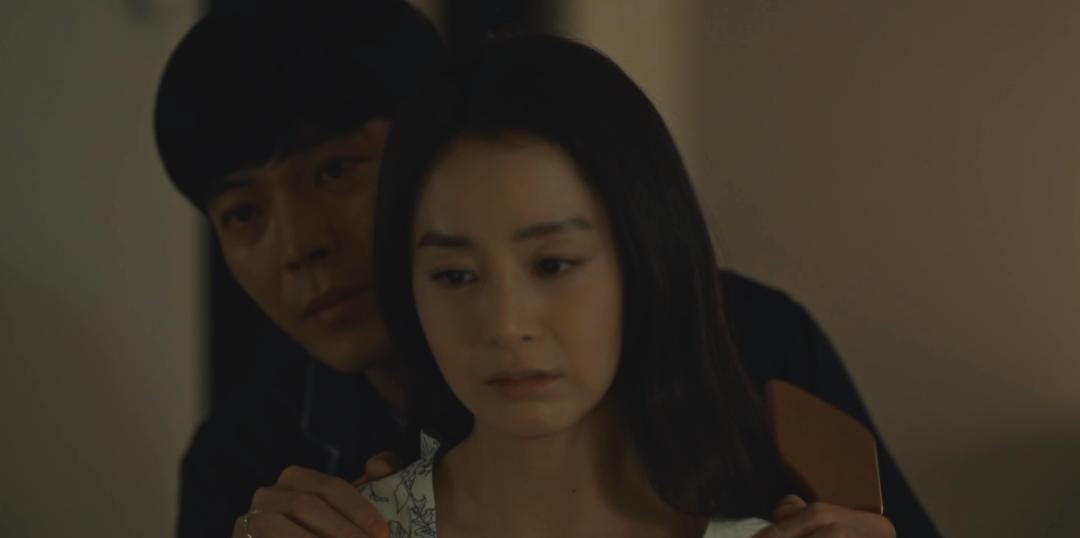 黑暗荣耀里妍珍直发采访片段,黑暗荣耀妍珍哪一集被女二发现