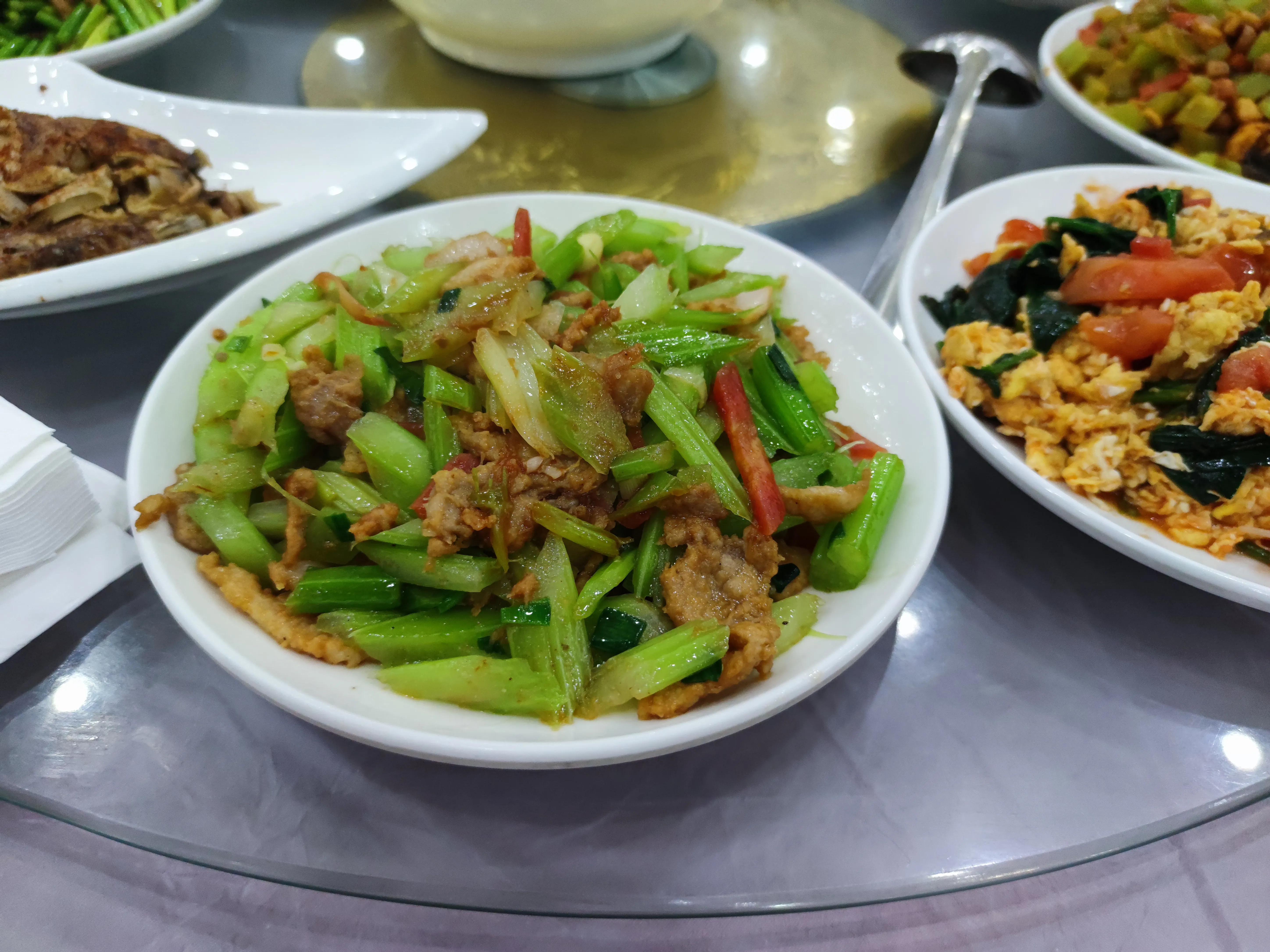 东北小伙吃自助餐视频,东北小伙街头采访吃自助餐