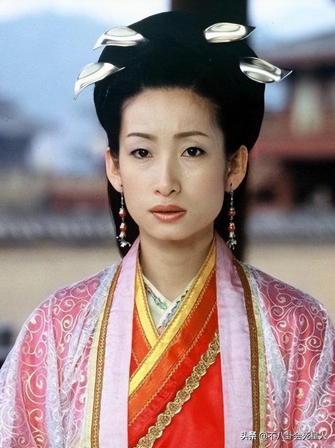 年轻时很美老了很丑的女星,年轻时候不好看老了漂亮的明星