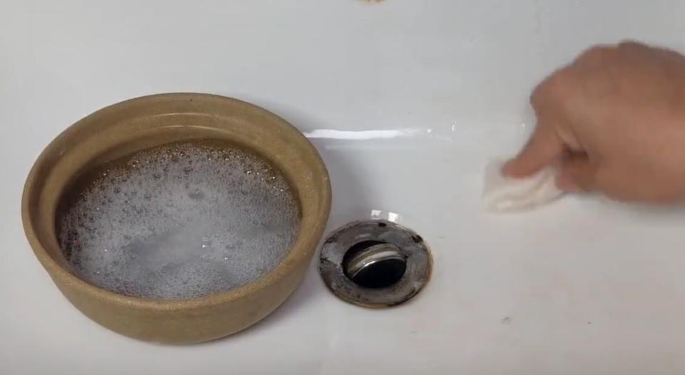 什么方法清理洗手池发黄,洗手池颜色发黄是怎么了