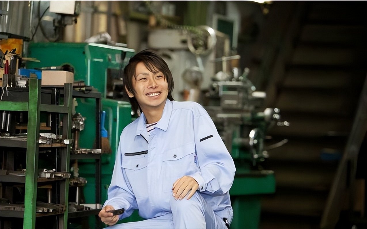 国外工厂的上班制度,国内工厂8小时工作制