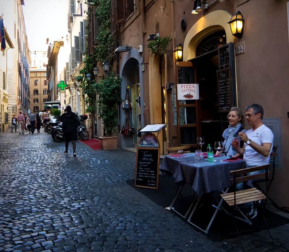 女生出国打工赚钱,出国打工一年赚20万