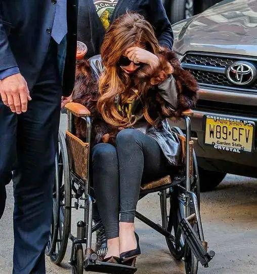 顶流卖丑大翻车！11万的透视裤、露奶衫，25万的飞机包，狗都不买