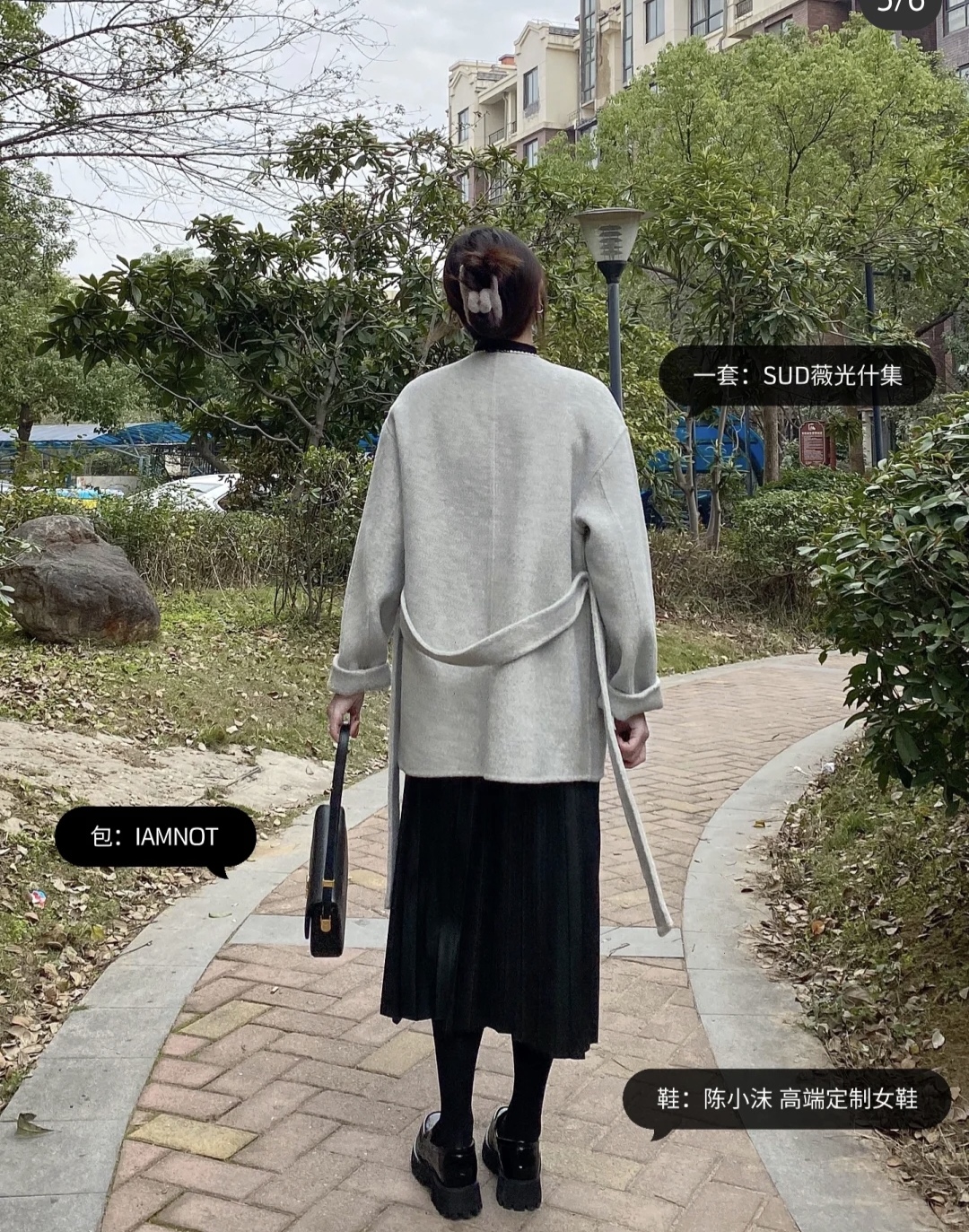 冬季流行鱼尾裙短款羽绒服穿搭,深色羽绒服搭配什么色的半身裙