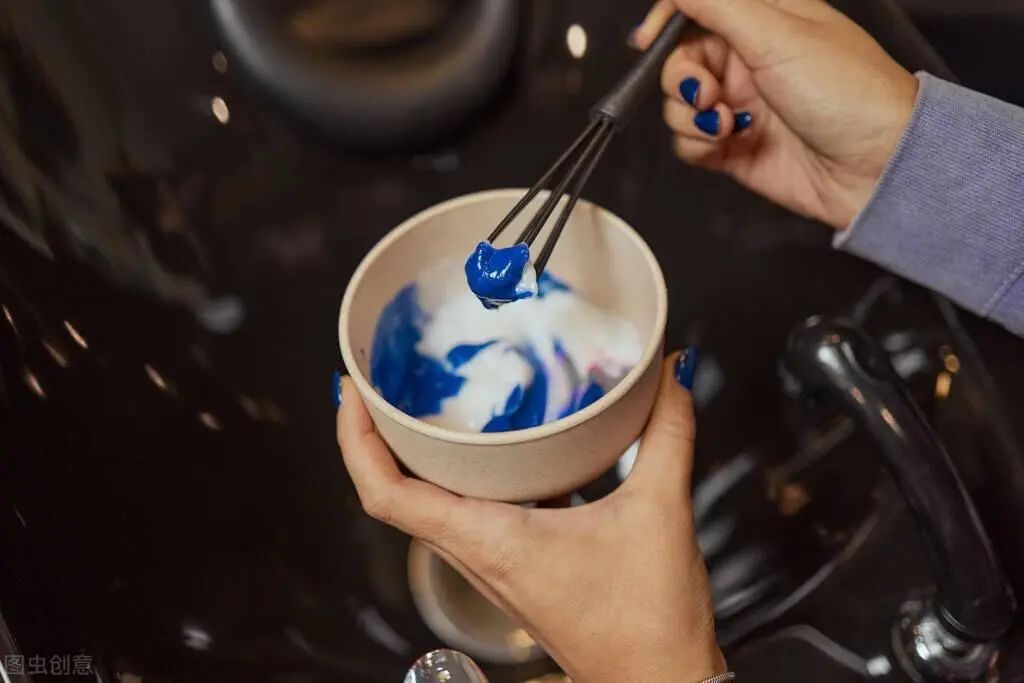 健康头发怎么染均匀,怎样染彩色才完全盖住白头发