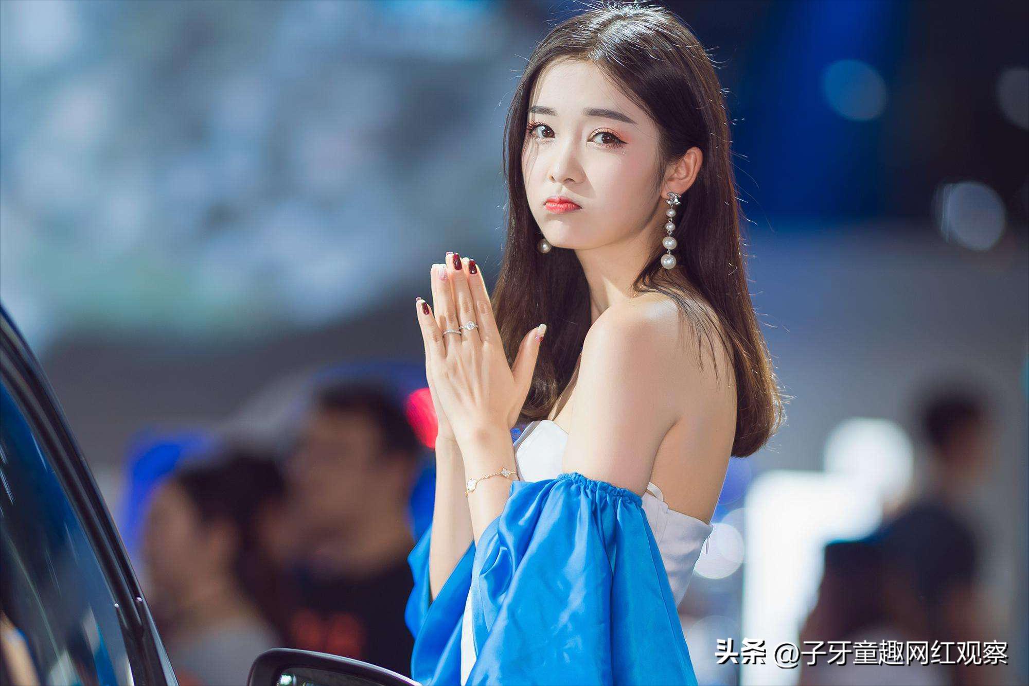 笑容甜美的气质车模,顶级车模惊艳亮相笑容甜美