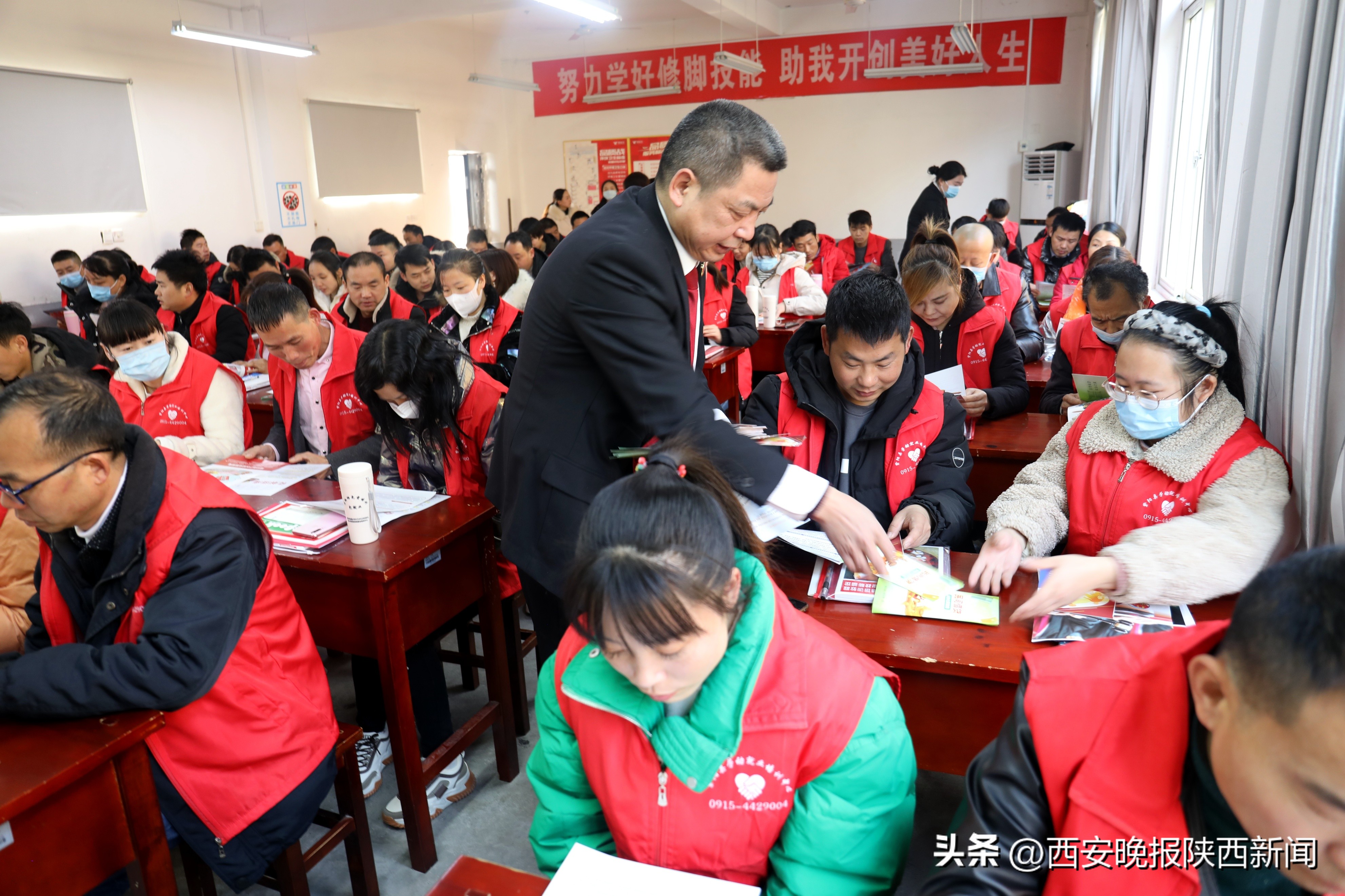 修脚师“点菜谱”专家型法官“配佳肴”一道道“法律自助餐”让紫阳修脚师赞不绝口