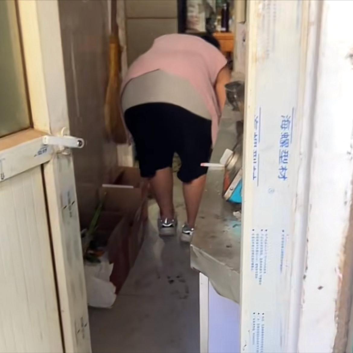 男子喝北京豆汁真上头,北京小伙喝老北京豆汁