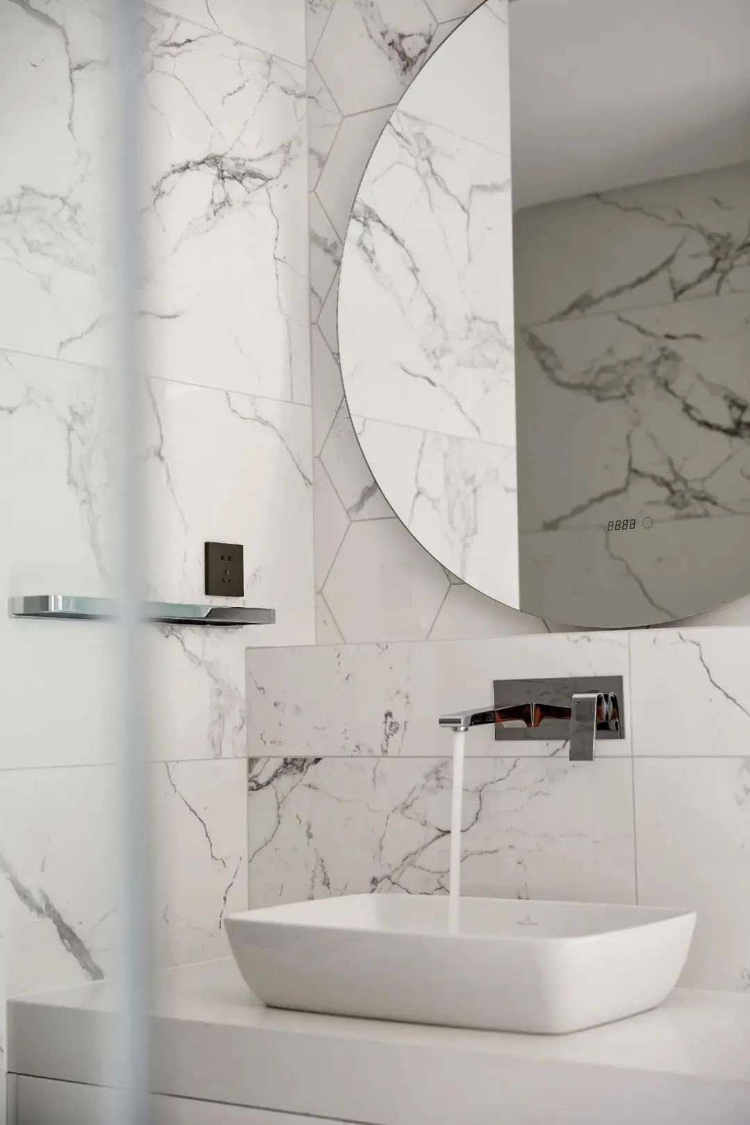 鱼肚白墙砖怎么贴显档次,鱼肚白瓷砖铺贴实景图