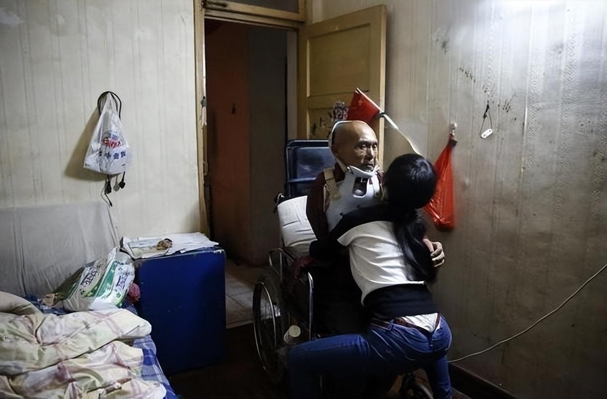 女孩街头扮牛乞讨救父是哪里的,15岁少女街头扮牛救父怎样感叹