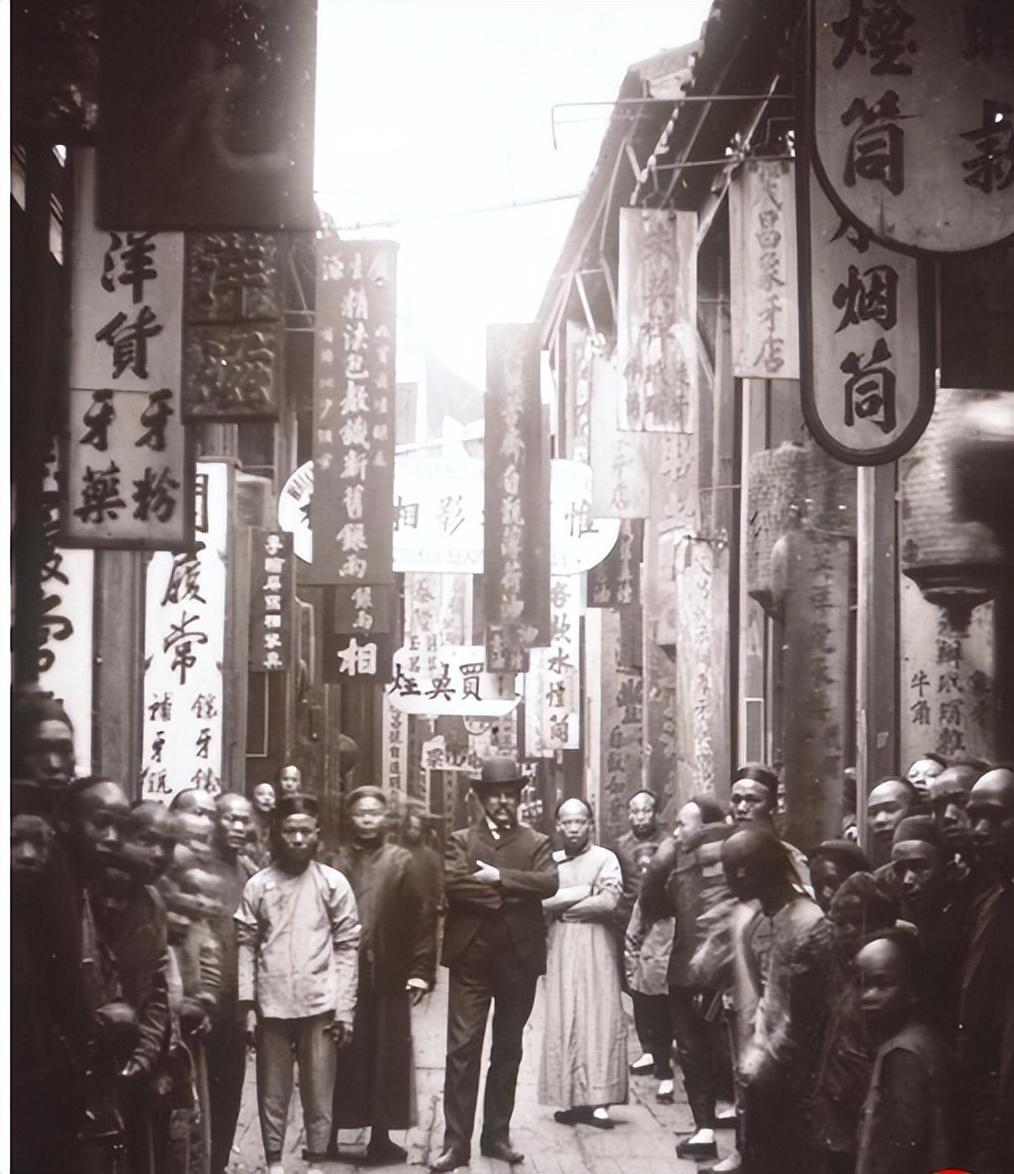 日本暴行老照片,日军女子拍照