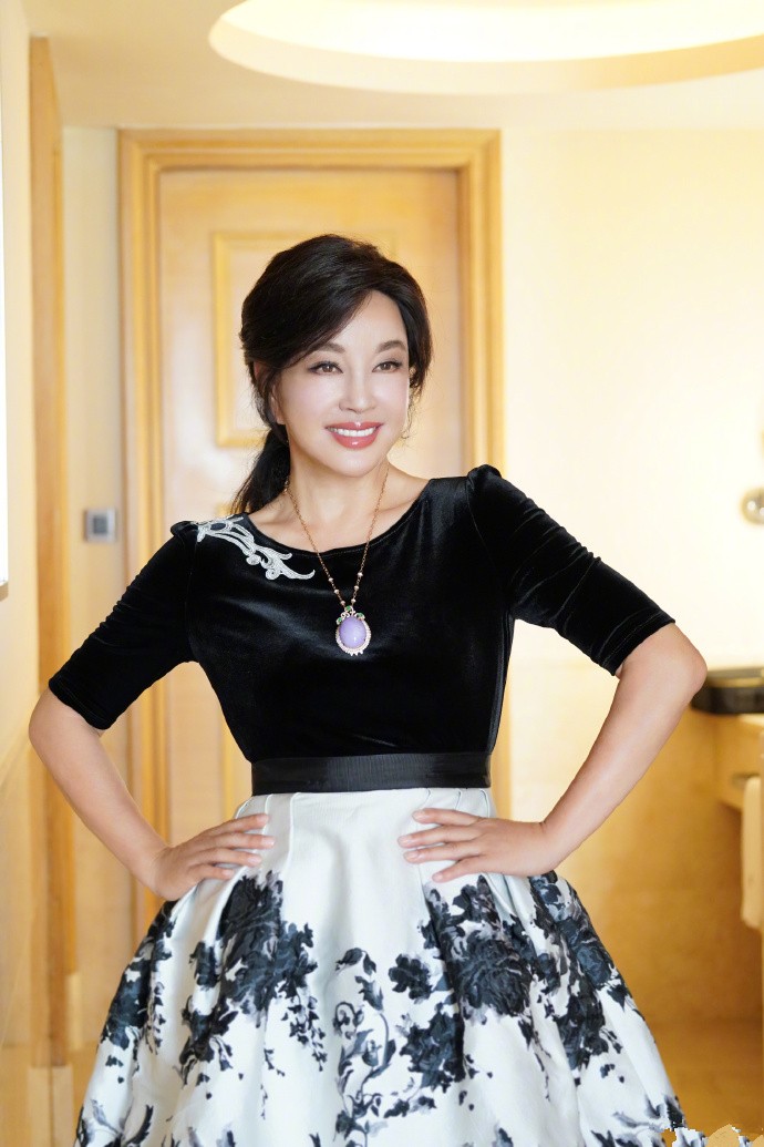 如今65岁的刘晓庆生活依然潇洒,65岁的刘晓庆回老家