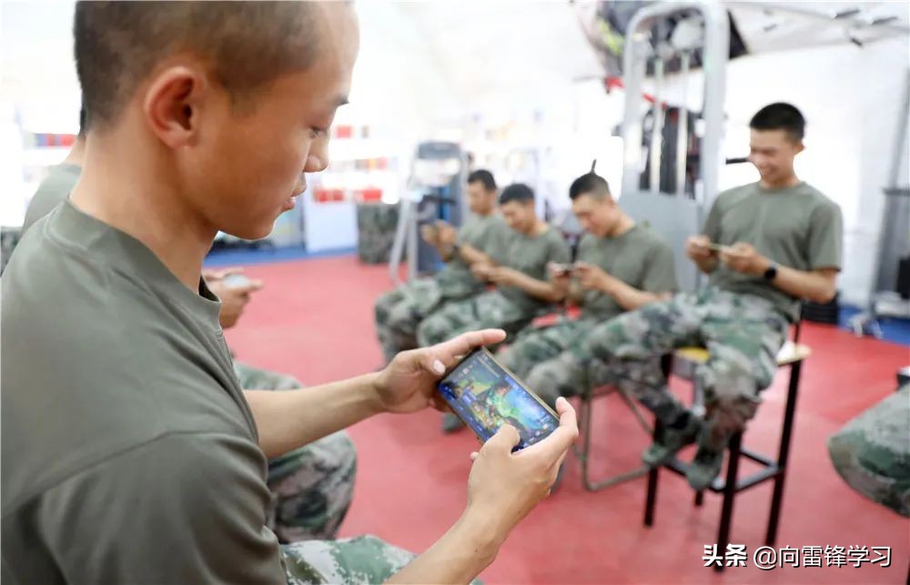 兵哥哥野外驻训训练与生活,兵哥哥在巡逻被围观