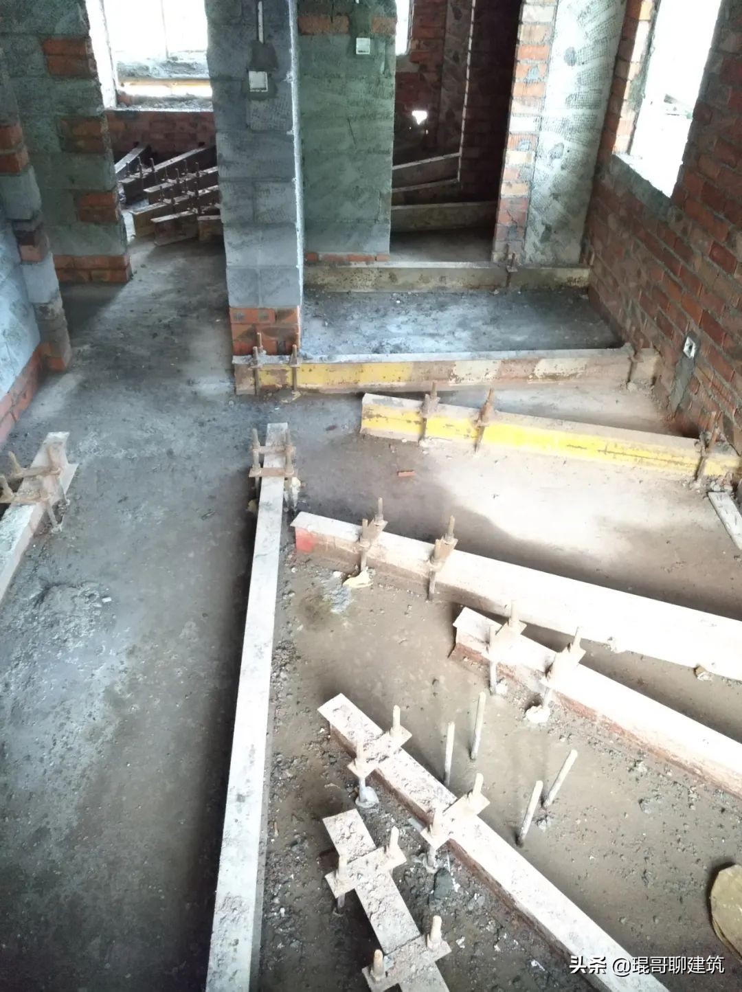 新型悬挑架全套图纸大全集,新型悬挑架半预埋和穿墙哪个安全