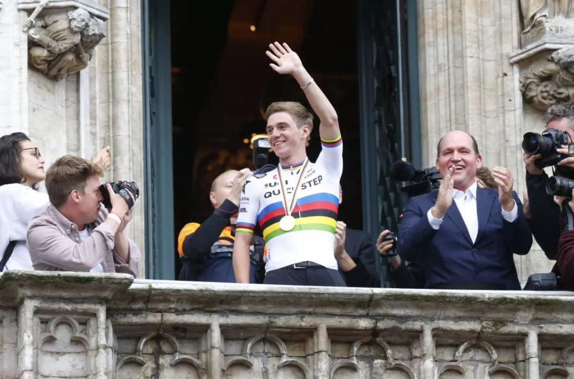 埃菲内普尔参加巴黎奥运会,埃菲内普尔白衫