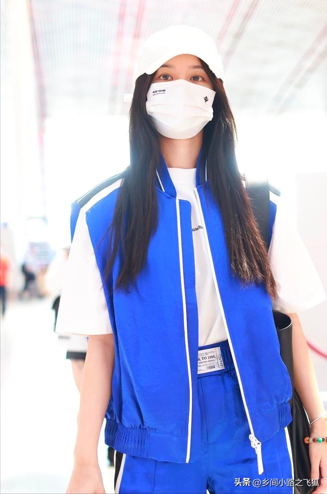 徐艺洋穿白色T恤搭配蓝色运动套装现身清爽元气满满
