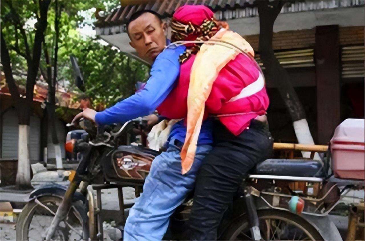 08年背亡妻回家感动国人,骑摩托车背亡妻回家的吴加芳