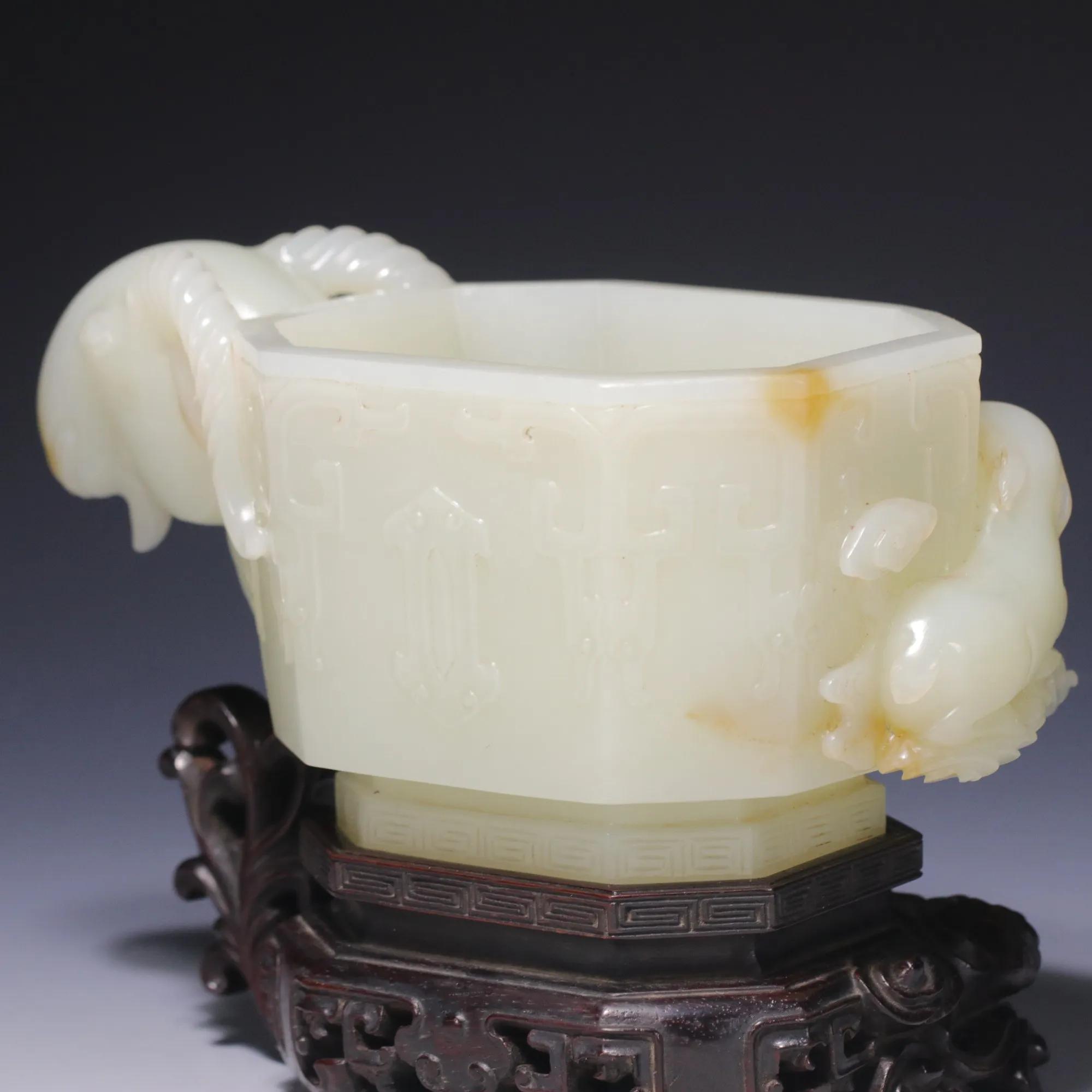 101克和田青白籽料一线天带红皮,和田玉羊首