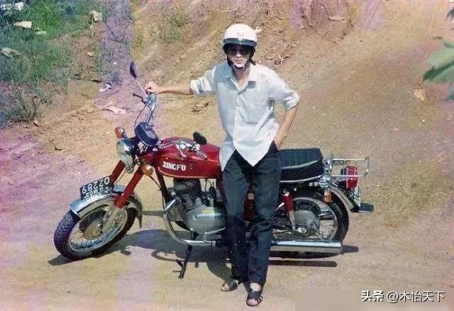 三十多年前的一张老照片,村里第一辆摩托车