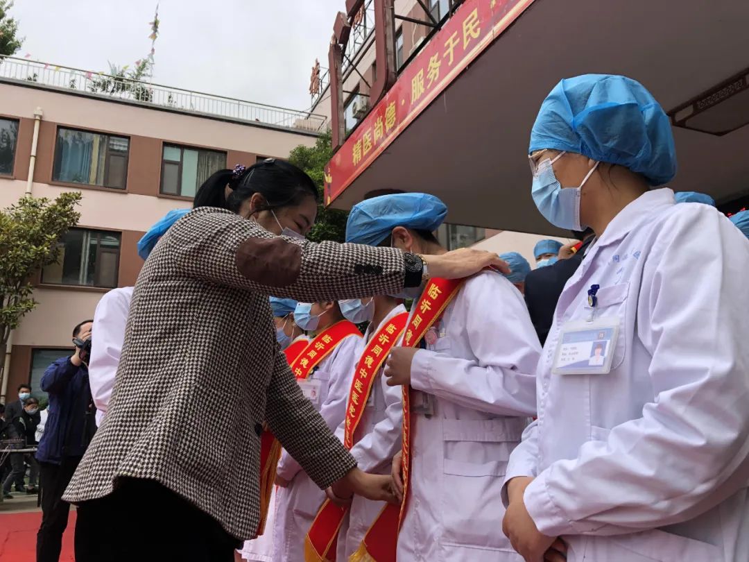 甘于奉献大爱无疆演讲,甘于奉献大爱无疆手抄报