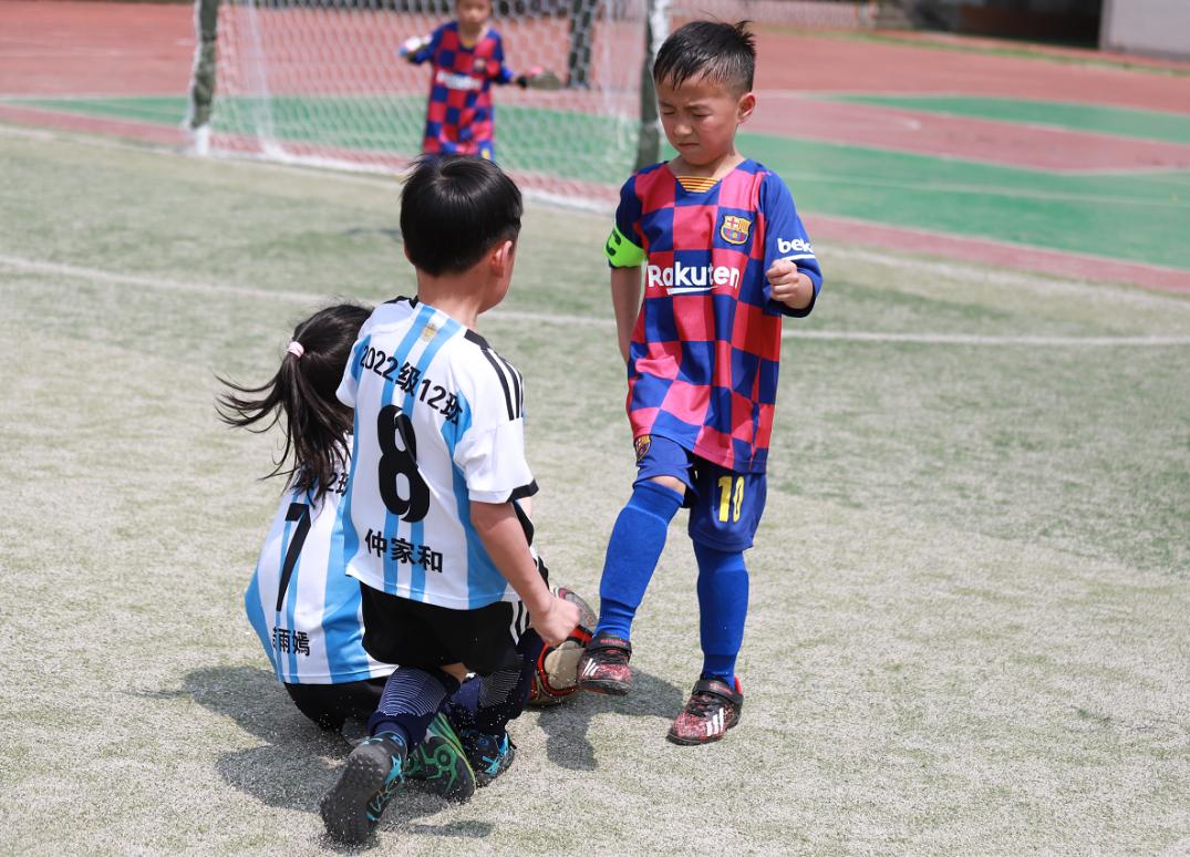 足球比赛华阳实验小学,句容华阳实验小学足球场