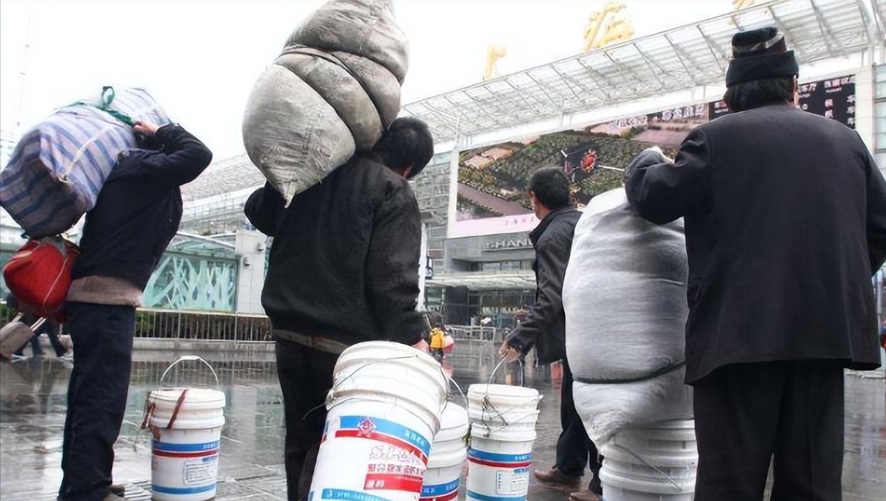 为什么民工一天能挣4500,为什么农民工一天能挣300元