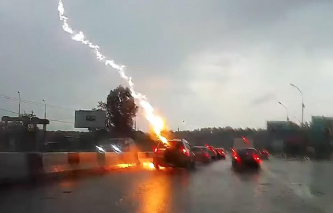 雷雨天开车有危险吗,雷雨天开电车回家危险吗