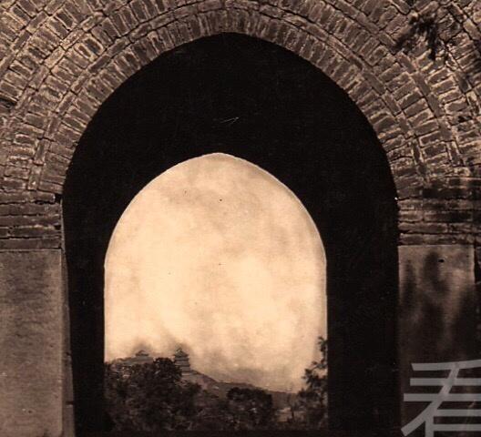 清未老照片：贵族奶娘哺乳小少爷，*女妓**在洋人怀里衣衫不整