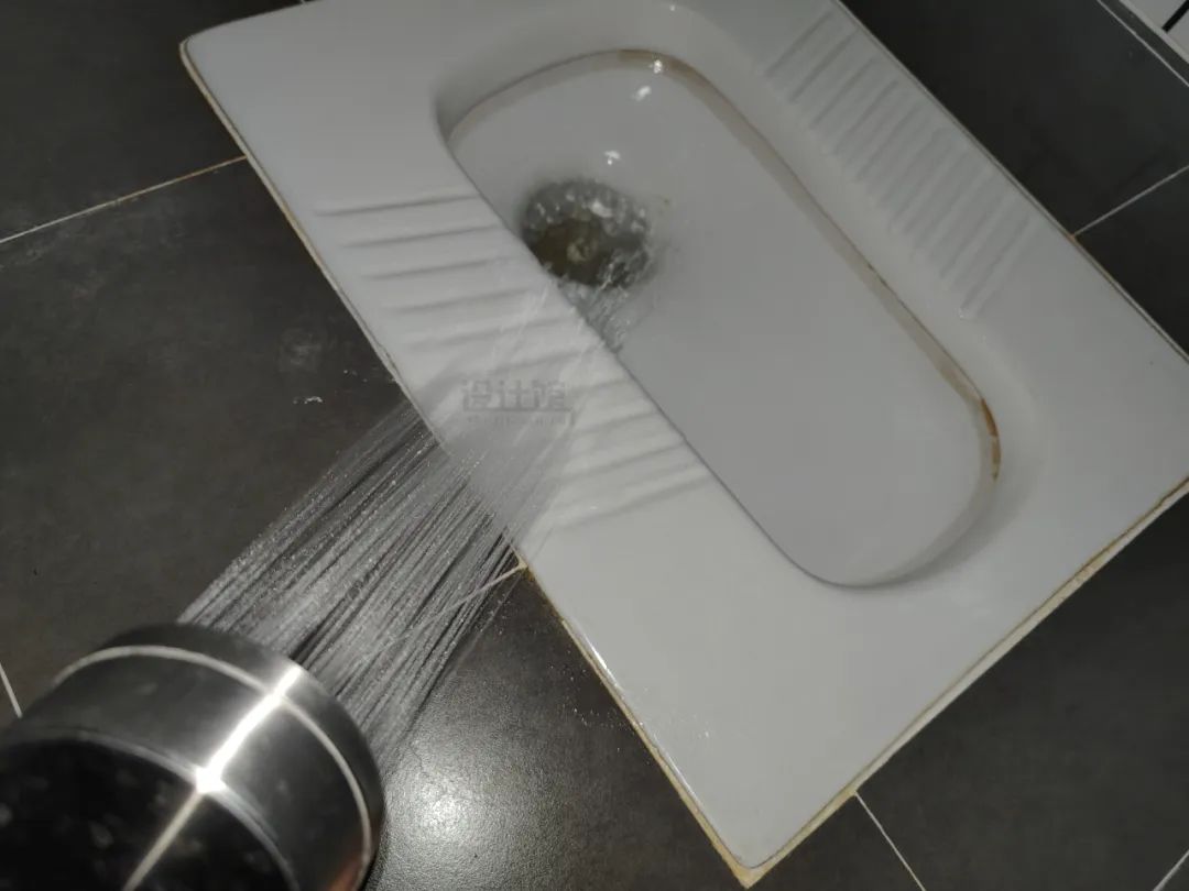 卫生间有臭味怎么解决最有效,怎么解决卫生间地面有臭味的问题