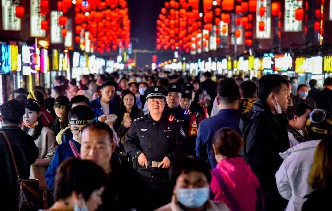 商州公安守护万家平安,守护万家团圆中秋节警察