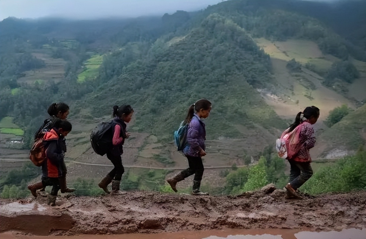 小女孩得了白血病因为穷放弃治疗,13岁女孩患白血病求妈妈放弃治疗