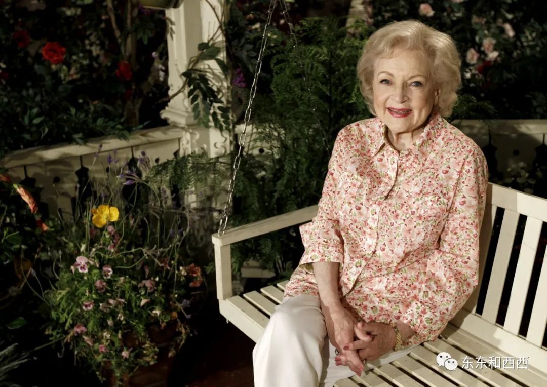 一辈子吸气收腹活到99，老奶奶迷倒全美还撩男朋友