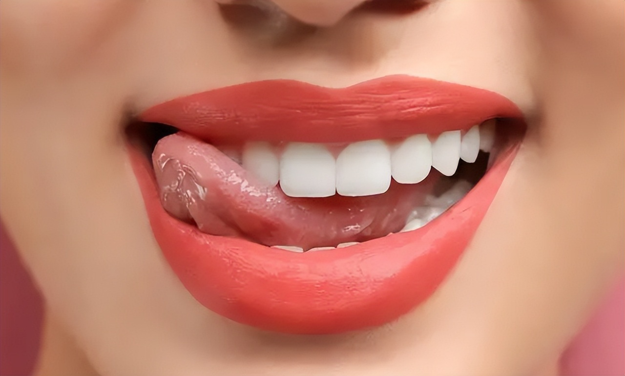 马桶异味太大教你一招轻松解决,用什么能快速清掉马桶上的透明胶