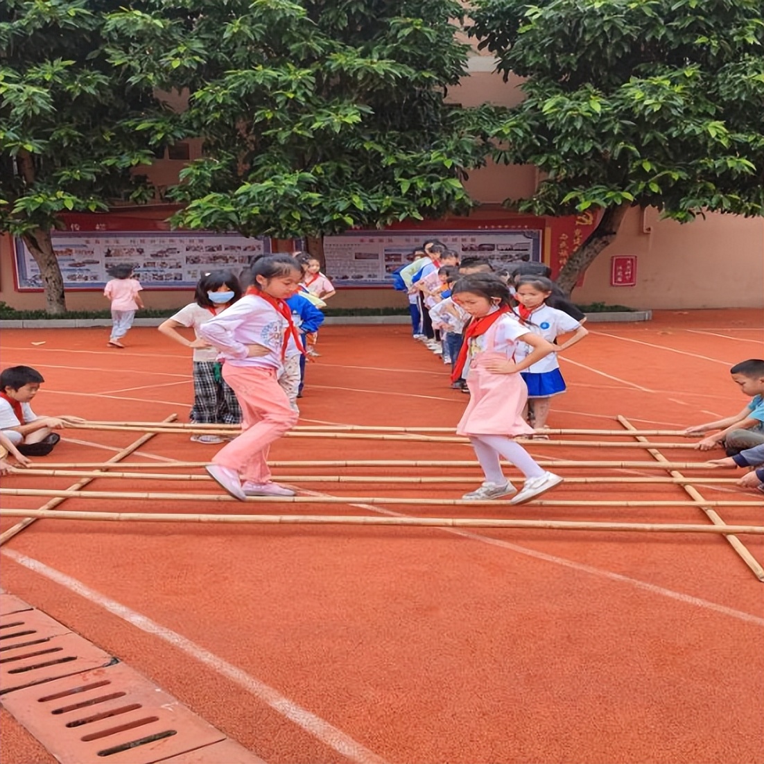 南康赤土民族小学,南康区赤土民族中心小学六年级