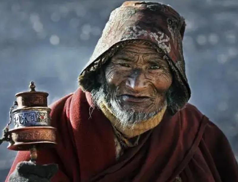 退伍军人意外救下一老人，对方赠宝珠谢恩，38年后才知宝珠不简单