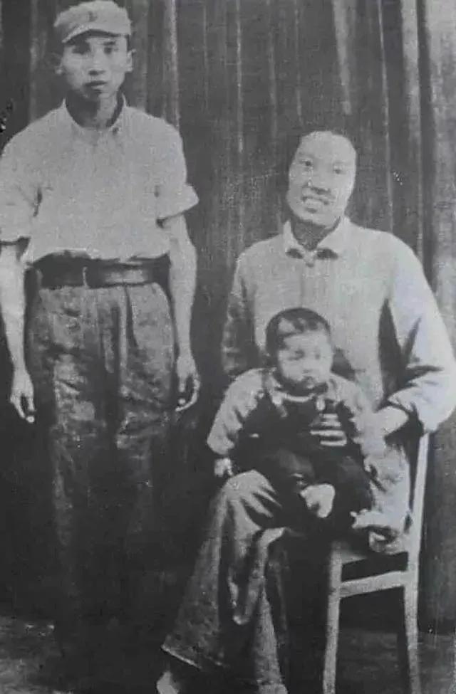 特务上船挨个搜身，23岁女特工为保护密码本，与丈夫相拥，携两岁儿子跳入大海