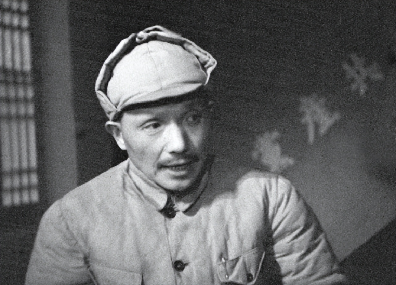 1949年，杨虎城死后3个月发现遗体，长子杨拯民扶柩，安葬在西安
