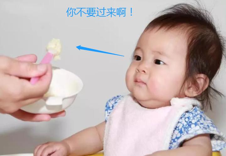 1岁宝宝只爱喝奶拒绝吃辅食，姥姥找出原因，宝妈：我太难了