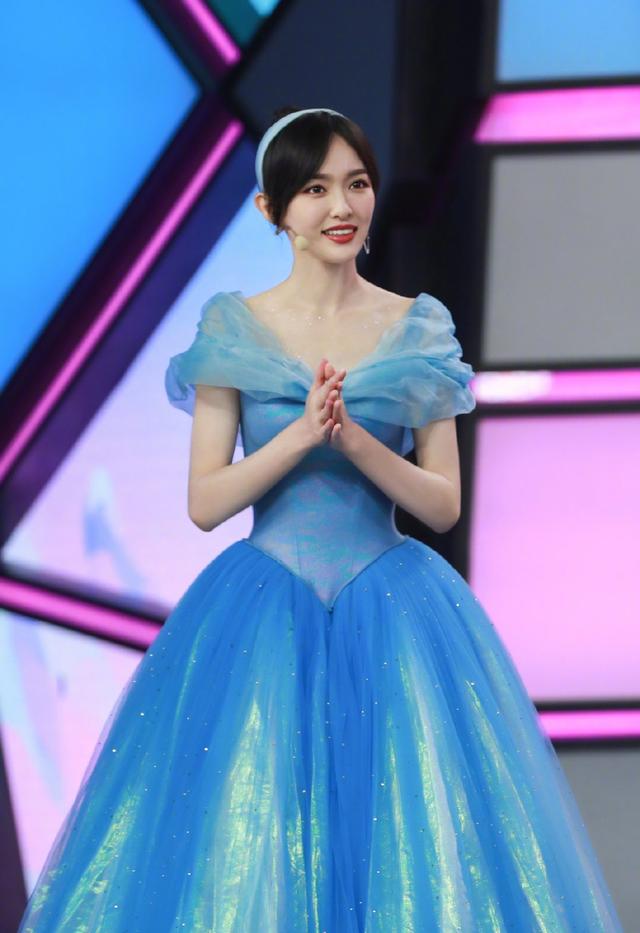 唐嫣穿公主裙现身商场,唐嫣蓝色公主裙