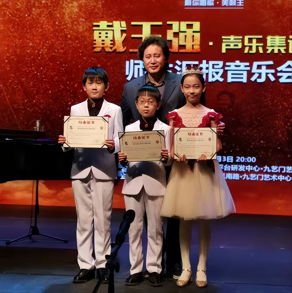 20岁小伙爱上39多岁女老板后续,19小伙子爱上大18岁女老板