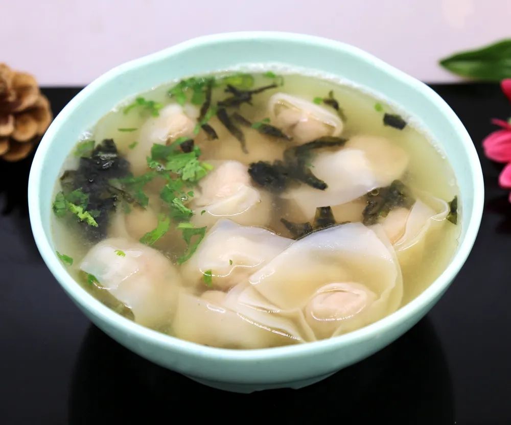 孩子用勺子喂饭不肯吃怎么办,孩子吃饭手不扶碗怎么改