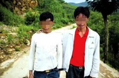 红毛猩猩被囚六年，培养成泄欲工具，身上溃烂也得接客