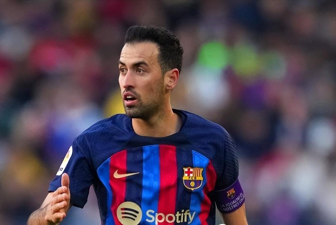 巴萨今夏引援优先考虑左后卫,巴萨球迷听到梅西要离队后的反应