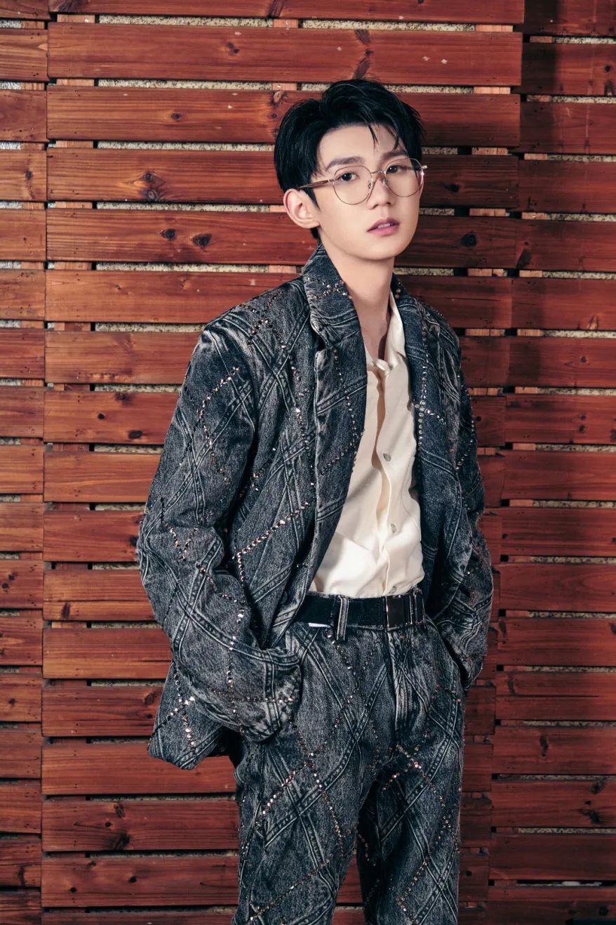 王源眼镜帕莎多少钱,帕莎眼镜王源