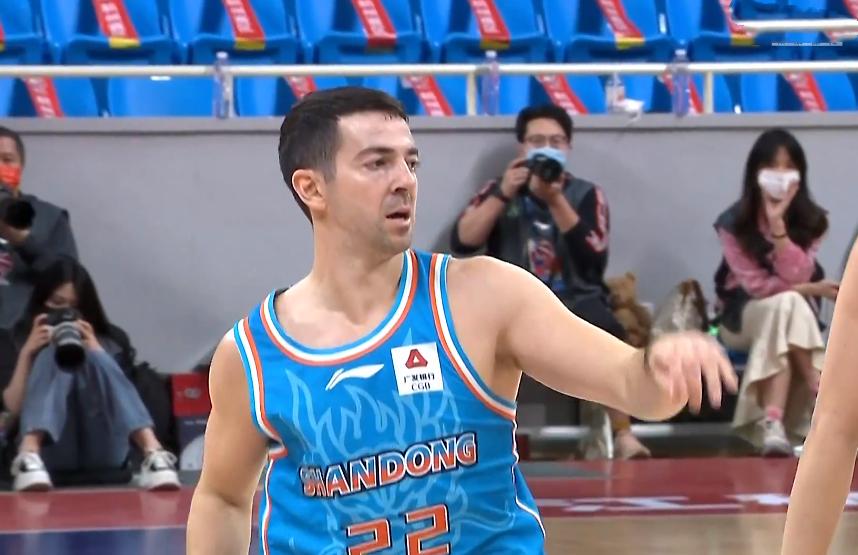 福建男篮大胜北京终结12连败,末节崩盘残阵辽篮遭广东双杀