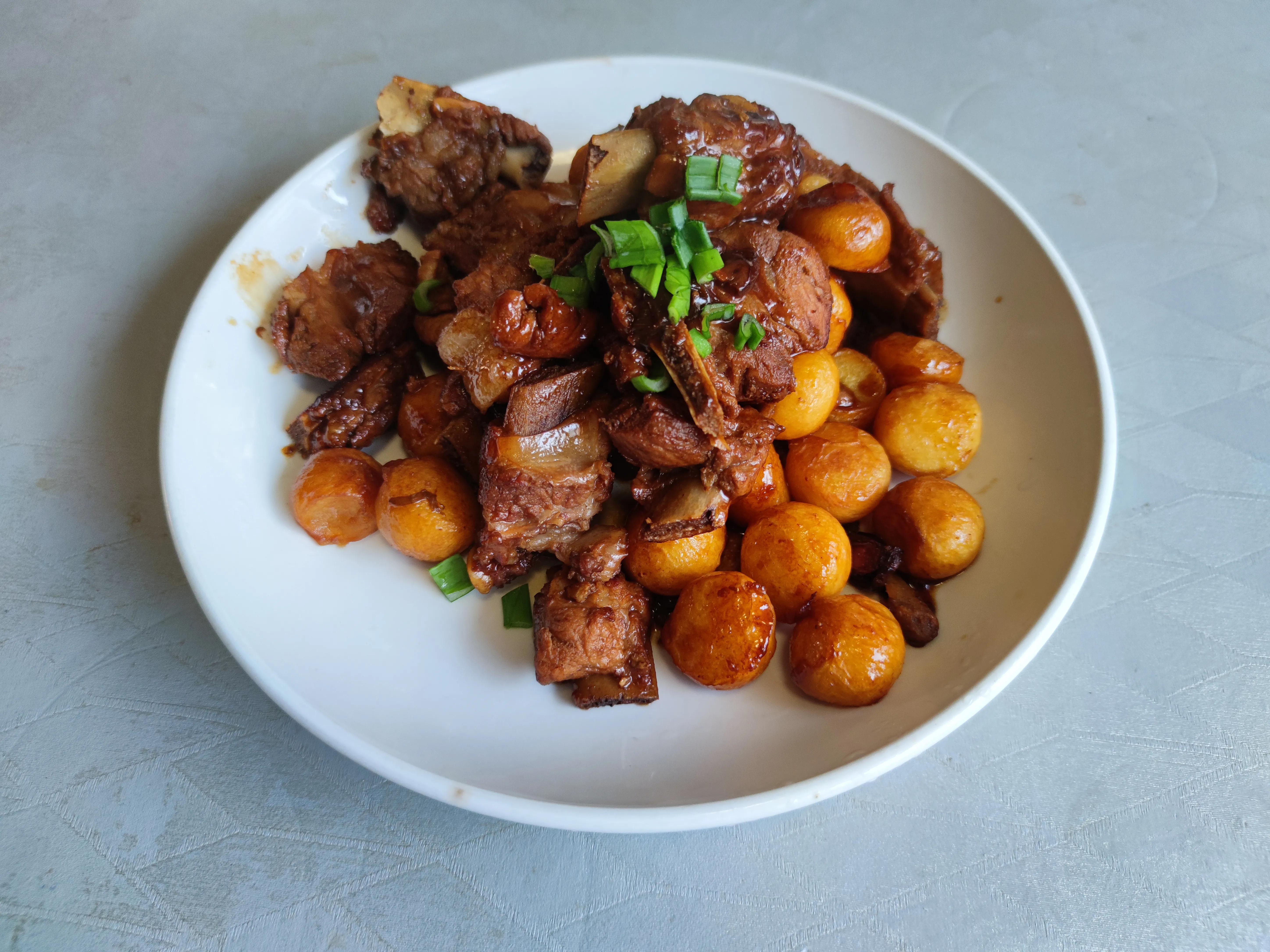 饭店里的菜为啥下饭,饭店里的菜为什么都不咸