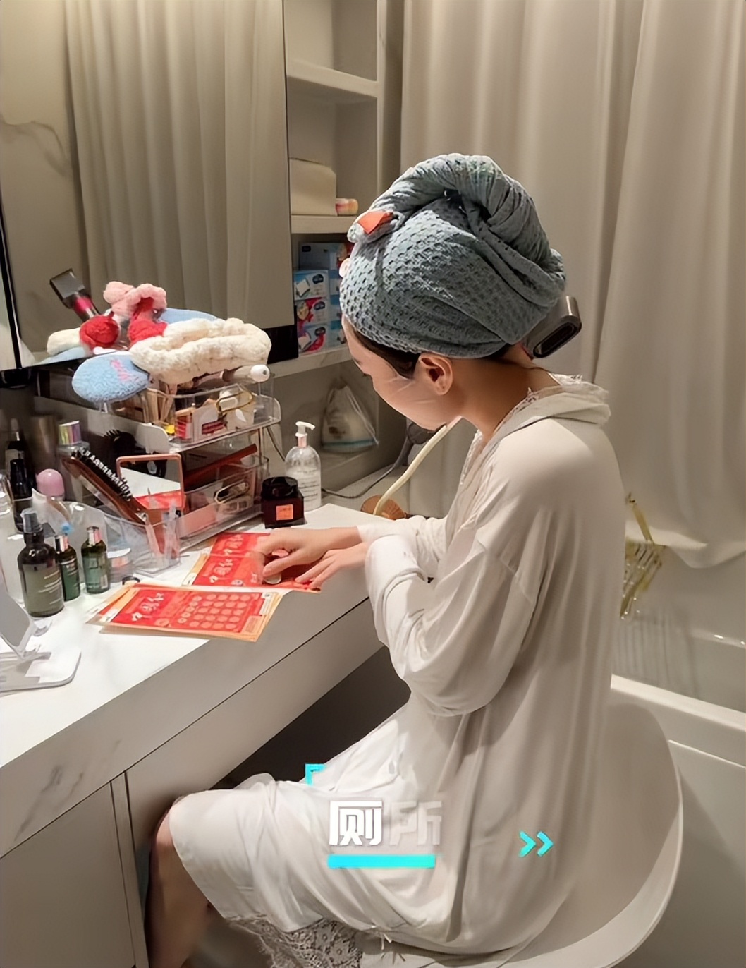 女子过生日收到刮刮卡,朋友过生日送刮刮卡