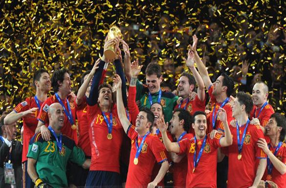 贺炜足球解说四年前,足球解说员贺炜深情的目光