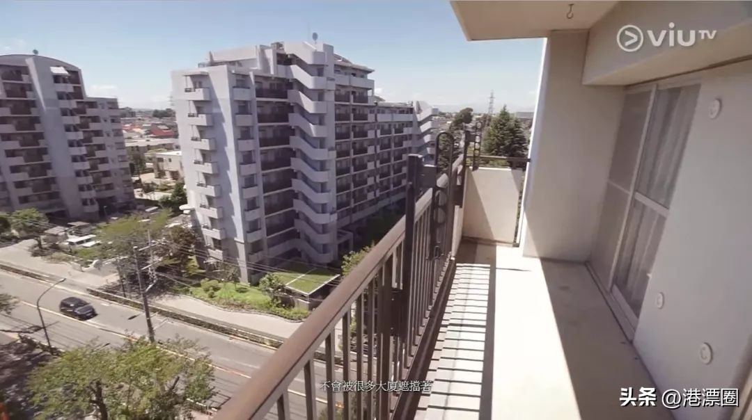 最近港府推出月租700块的房子，里面长这样！