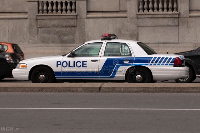 14岁少年打妈妈父亲的处理,十岁孩子被父亲打了报警了